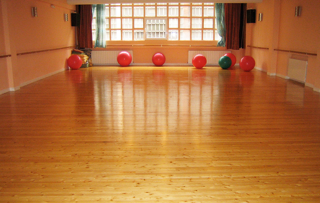 Sala de 130 m2 slider image